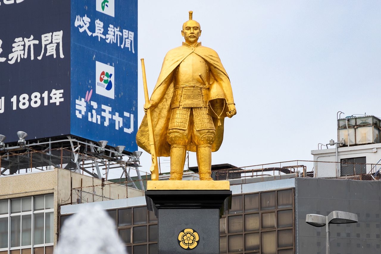 矗立在JR岐阜站前的织田信长黄金雕像。这尊雕像是2009年通过市民捐款所建