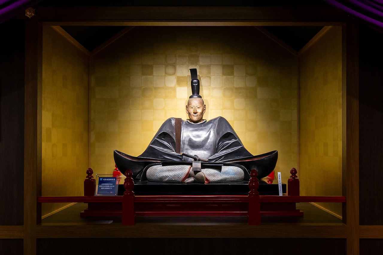 织田信长木雕坐像（复制品，岐阜城展品）。该坐像是为举办信长一周年忌辰法事所制，故可推测应当与信长的真实容貌十分接近