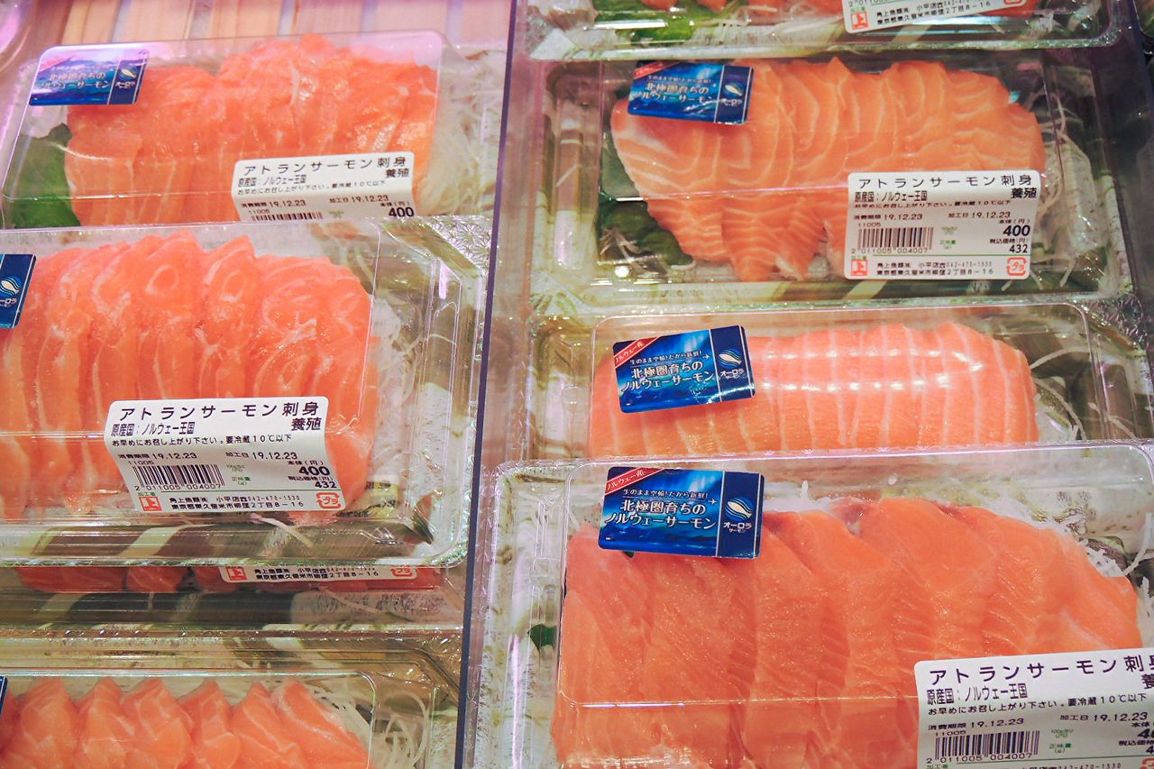 东京都内一家鲜鱼专卖店的货架上摆放着广受顾客喜爱的挪威三文鱼（图片：笔者）