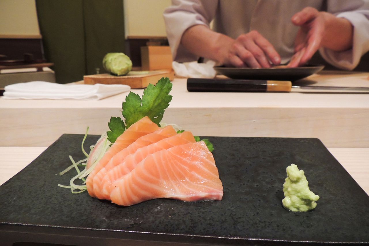 因为三文鱼的超高人气，银座高级寿司店“Tsukiji铃富”从2019年秋天开始提供三文鱼生鱼片和三文鱼握寿司（图片：笔者）
