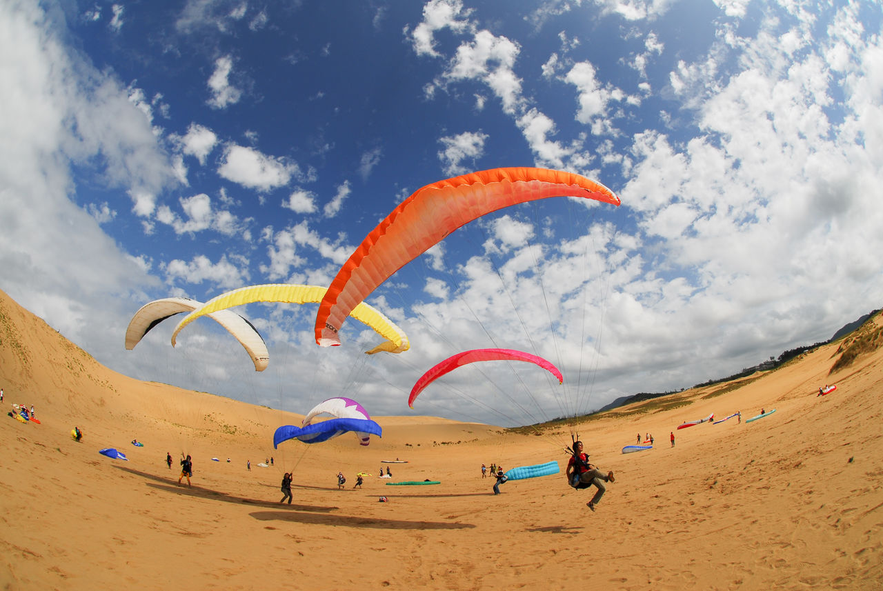 在鸟取沙丘乘坐滑翔伞