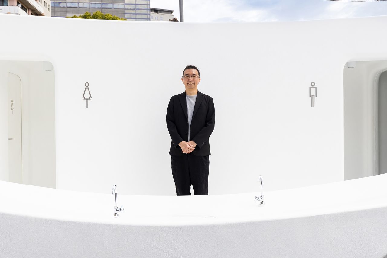 建筑家藤本壮介及其以“器和泉”的理念设计的西参道公厕
