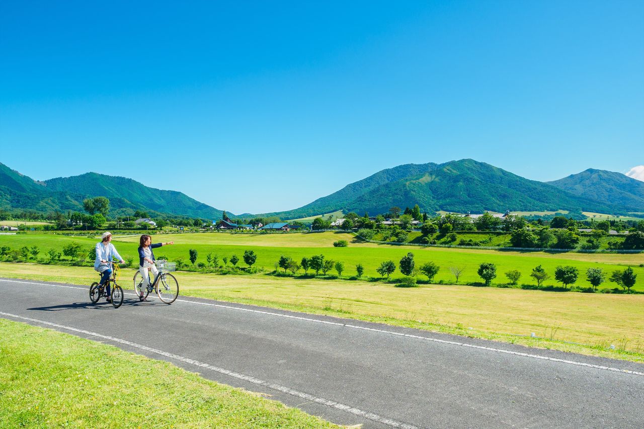 骑着租赁自行车，在蒜山高原的自行车道上欣赏风景