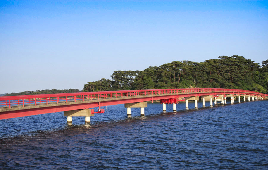 通红的桥和碧蓝的海与绿林交相辉映，形成了福浦岛独有的美景（图片：松岛观光协会）