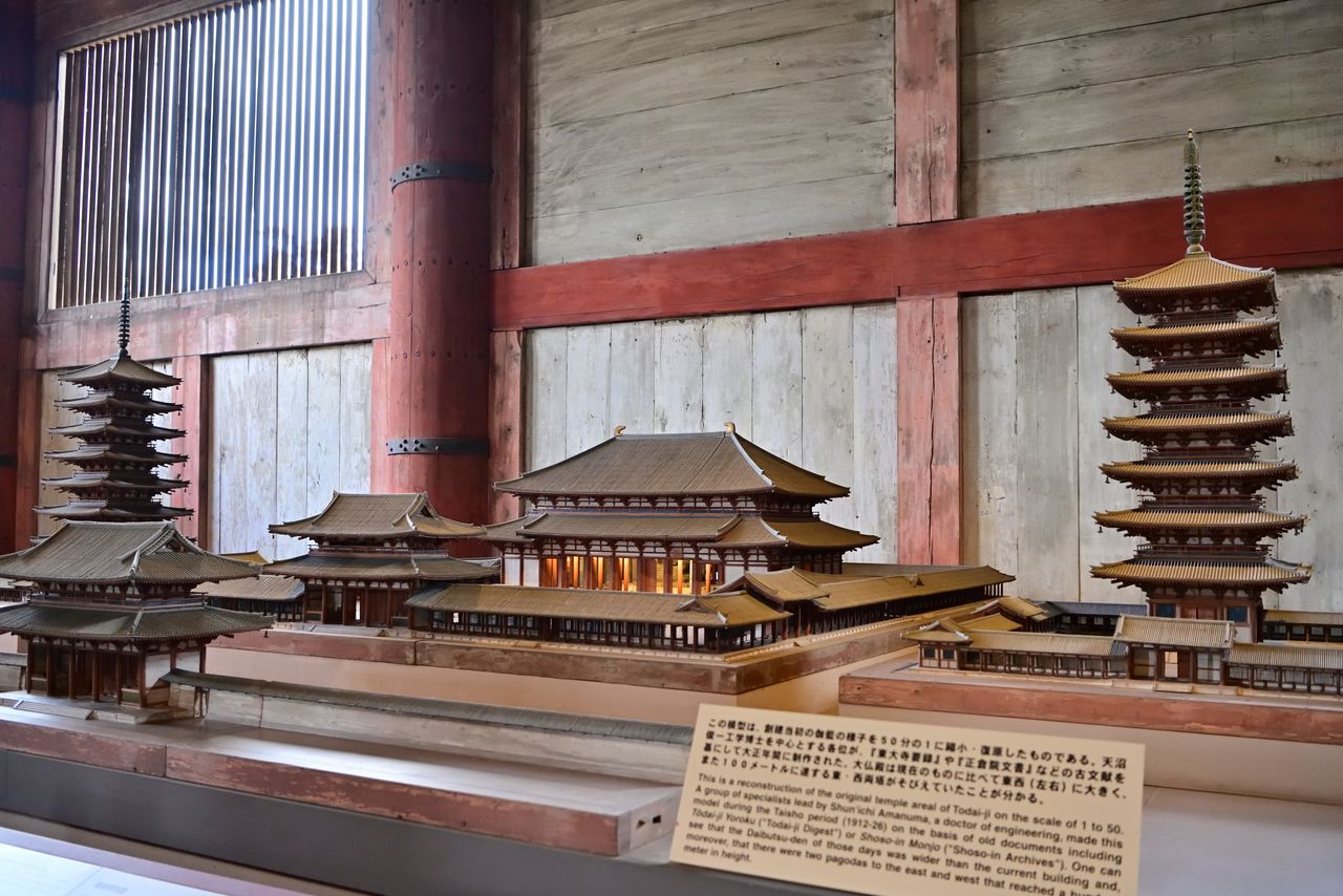 大佛殿内放置着创建之初的迦蓝复原模型。相较现在的大佛殿，东西（左右）更长。耸立于两旁的东西双塔推测有100米高
