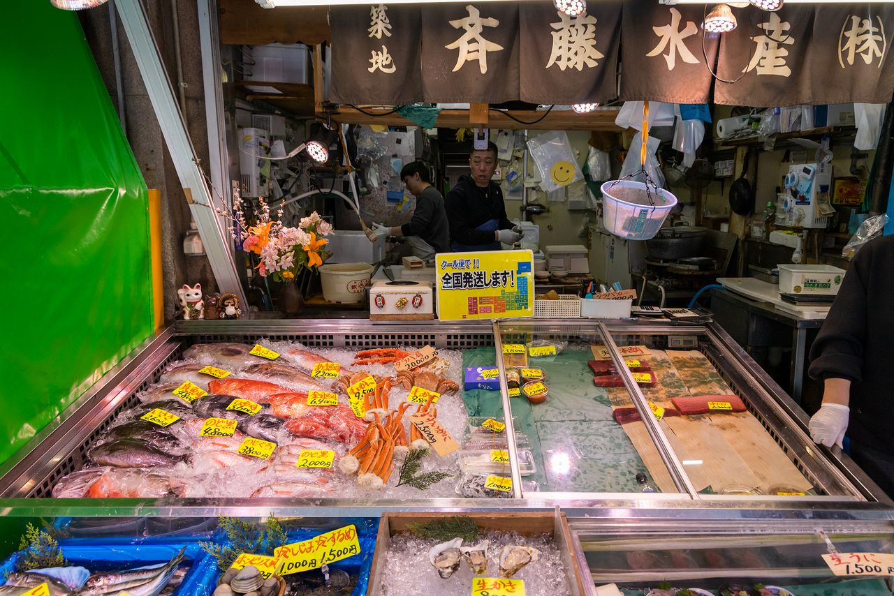 齐藤水产店里摆着高级海鲜。因为是中午时间来访，所以热销的金枪鱼所剩无几