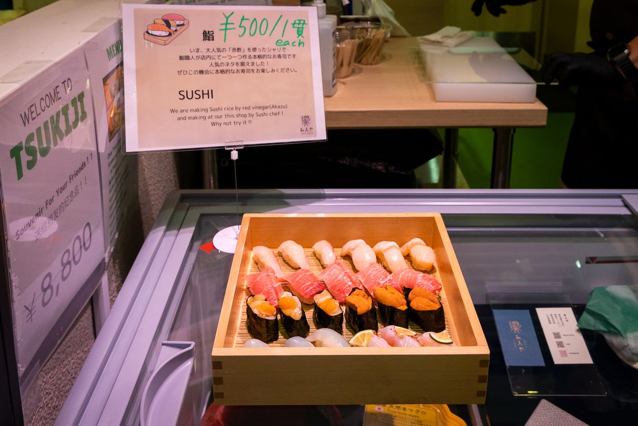 一枚500日元硬币一个的特惠寿司，将金枪鱼腩、海胆等高级材料放在赤醋米饭上
