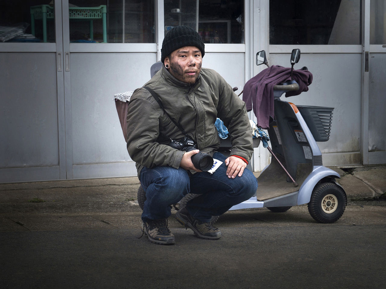 在拍摄Hetomato时,摄影师黑岩正和的脸上也被当地人涂上了烟灰