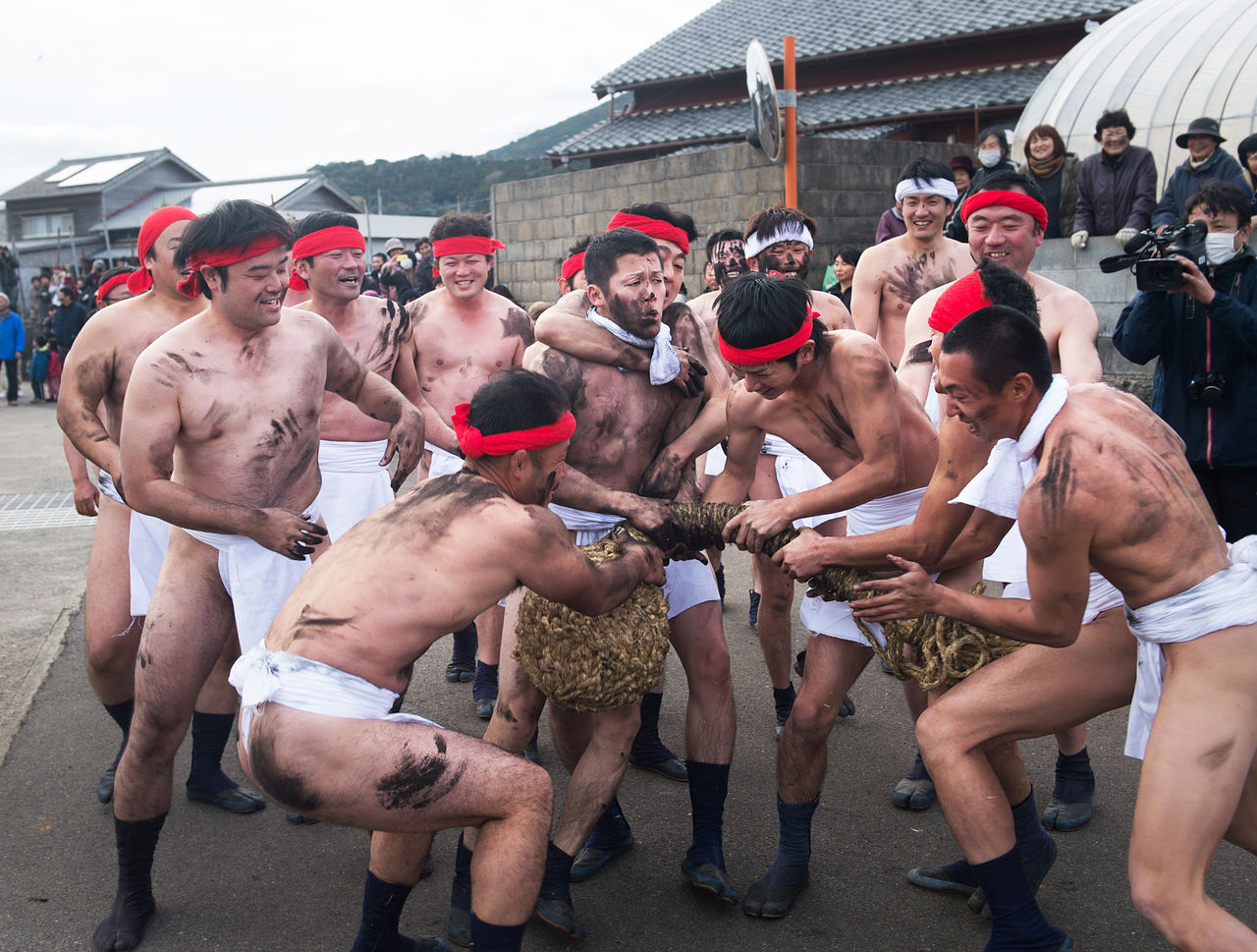 穿着兜裆布的男人们奋力抢夺草球