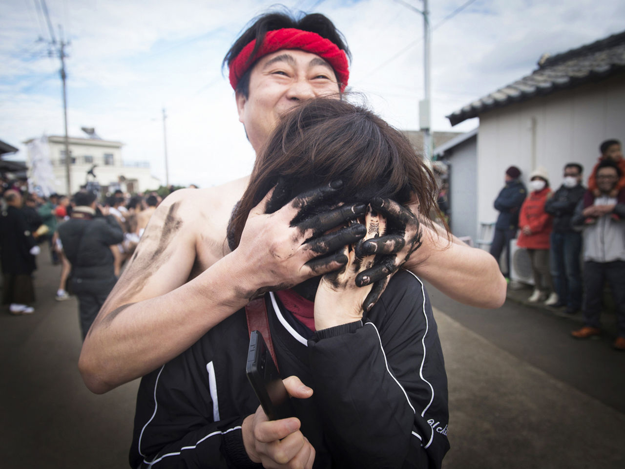 一名女子脸上被抹上了烟灰,据说这样可以保佑人们远离疾病和灾祸
