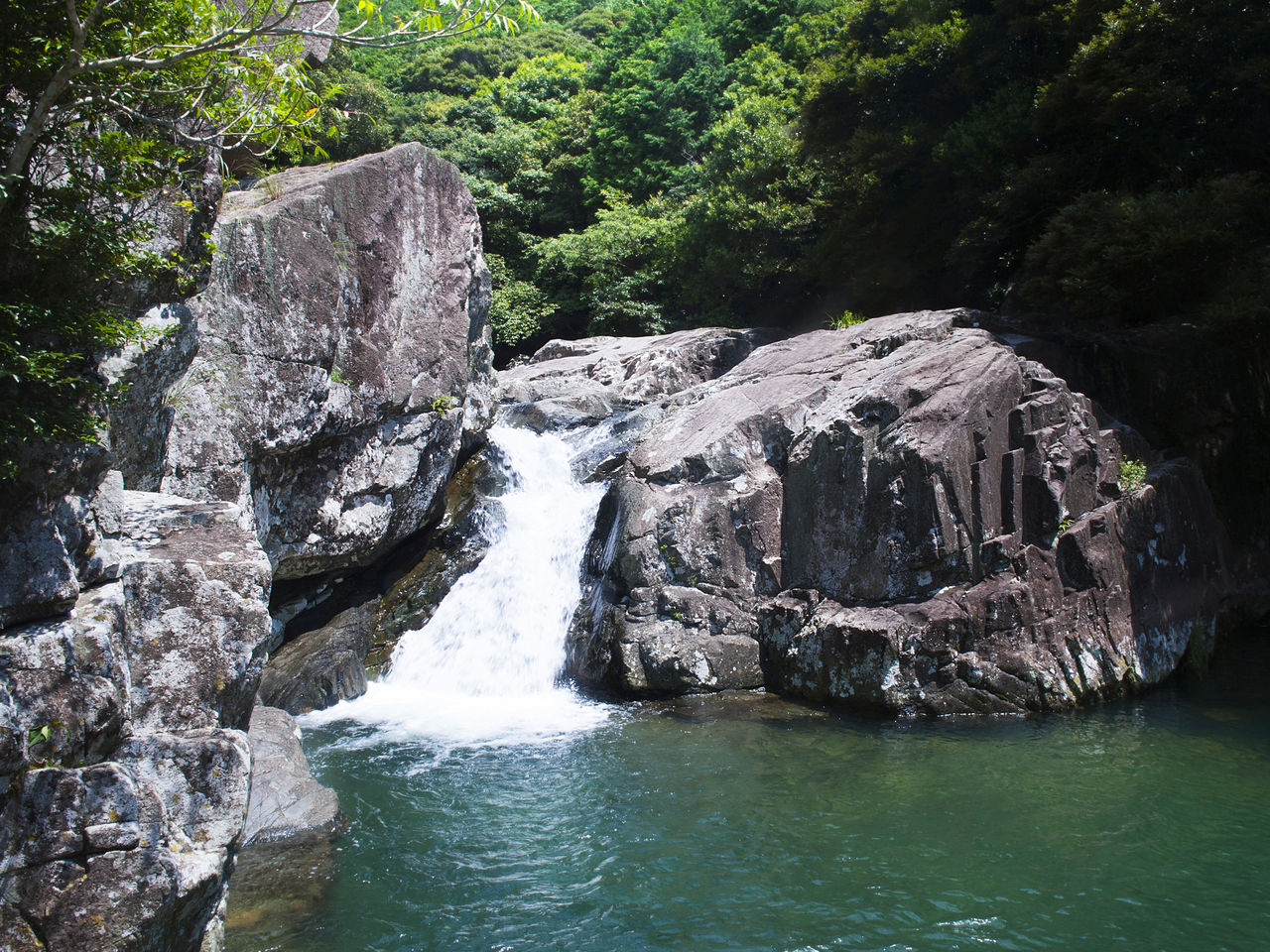 福江岛的Dondon渊瀑布是当地孩子们夏天里玩耍的大好去处