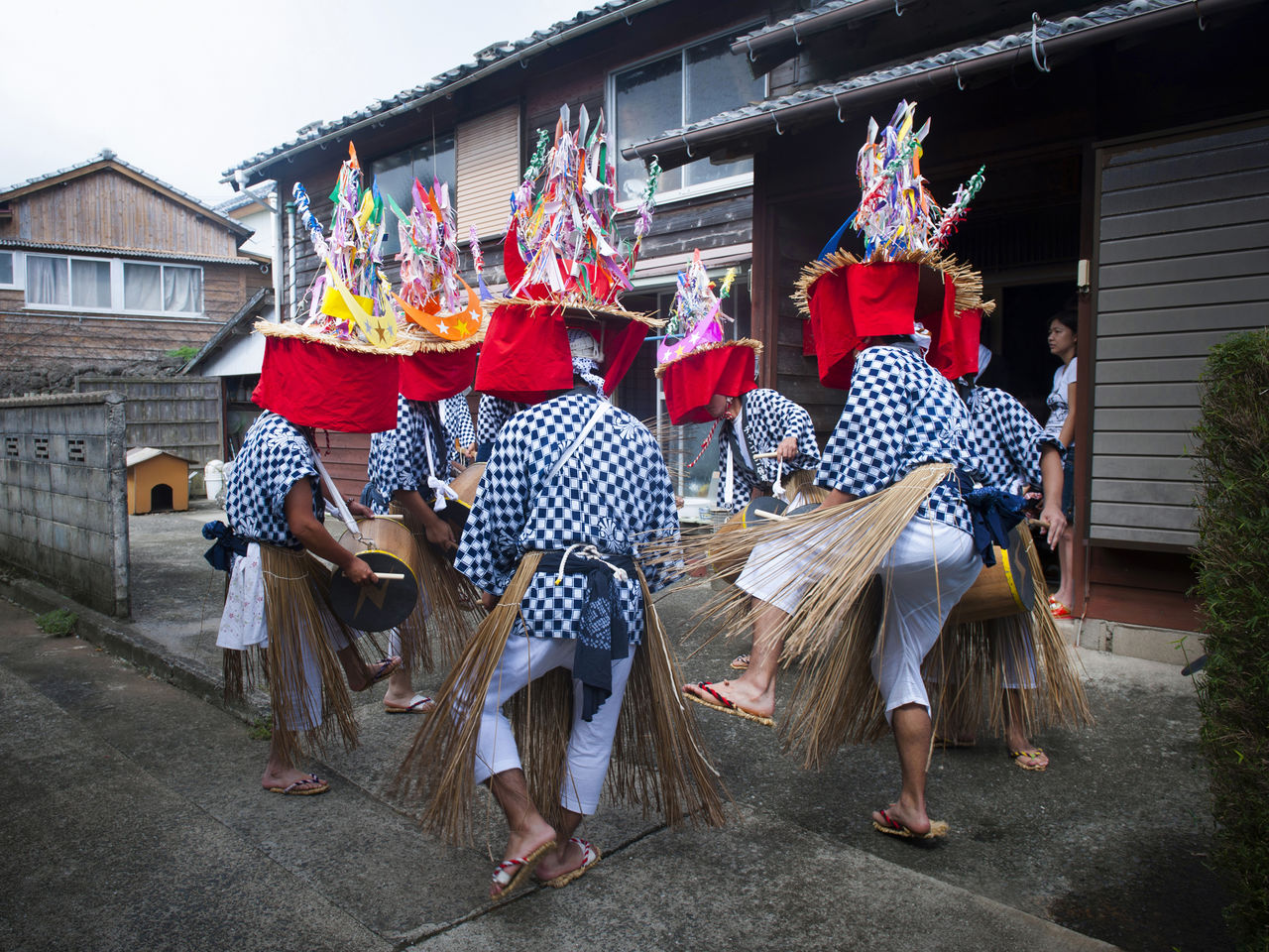 逝者离去后的第一个盂兰盆节，人们为超度亡灵在家门口跳起“Chankoko”念佛舞