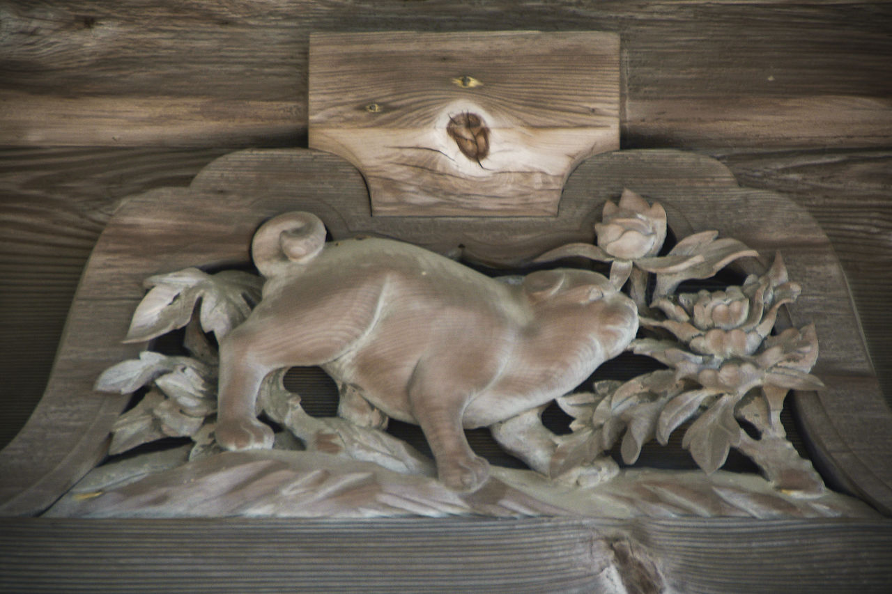 五大堂屋檐下的镂空雕刻，图为十二生肖中的狗