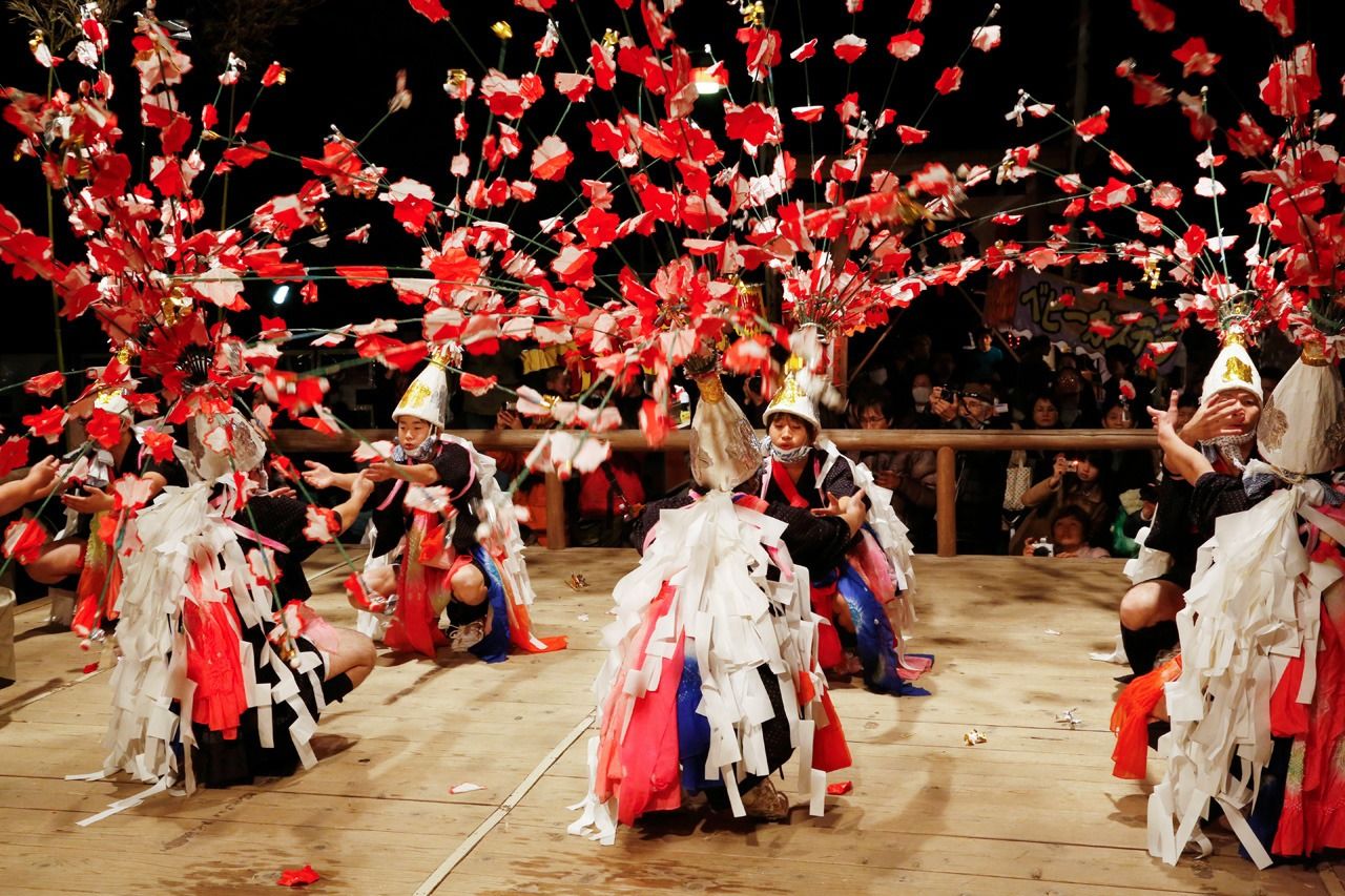 “藤守之田游”仪式上，人们用舞蹈表现一年中的田间作业（静冈县烧津市，3月17日）