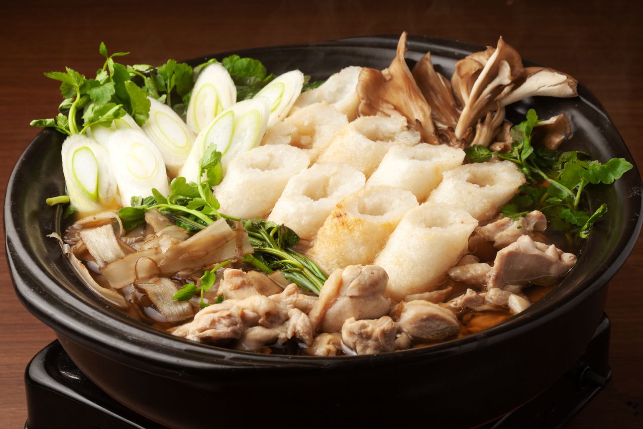 烤米棒火锅是秋田县最适合冬季享用的美食（© Pixta）