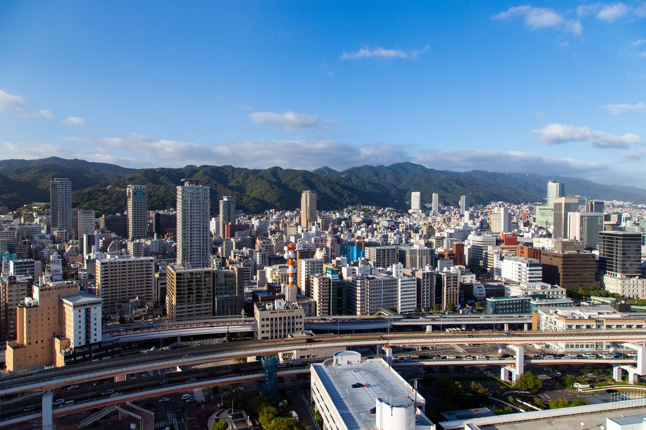 从神户港塔观景台俯视神户中心区。远方是延绵的六甲山脉