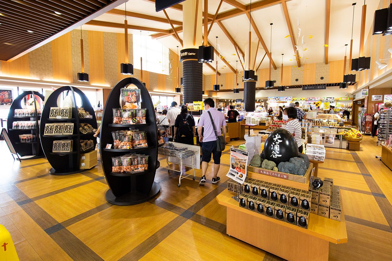 黑鸡蛋馆内的商店里，箱根的名特产和黑鸡蛋周边产品琳琅满目