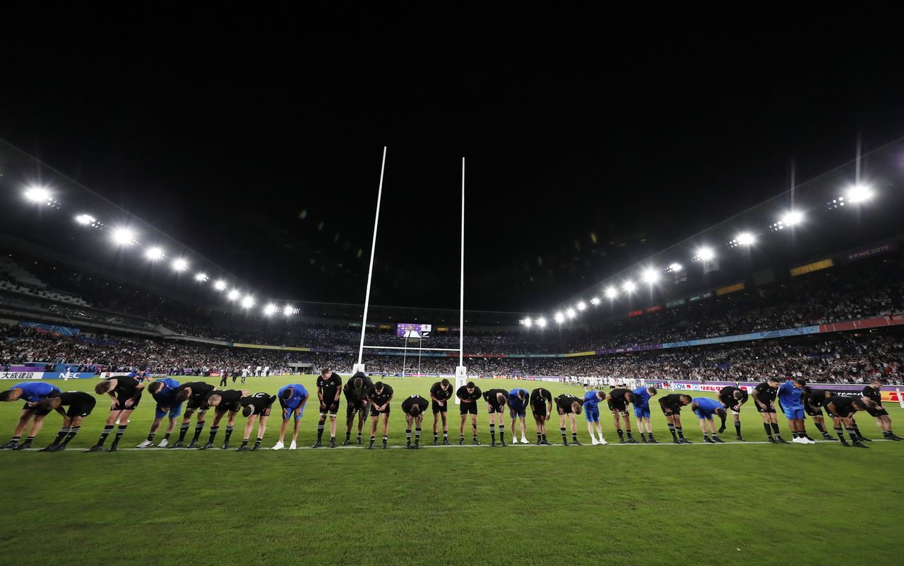 2019年橄榄球世界杯半决赛上，英格兰对阵新西兰的比赛结束后，两队球员一同向球迷鞠躬致意（2019年10月26日，路透社）