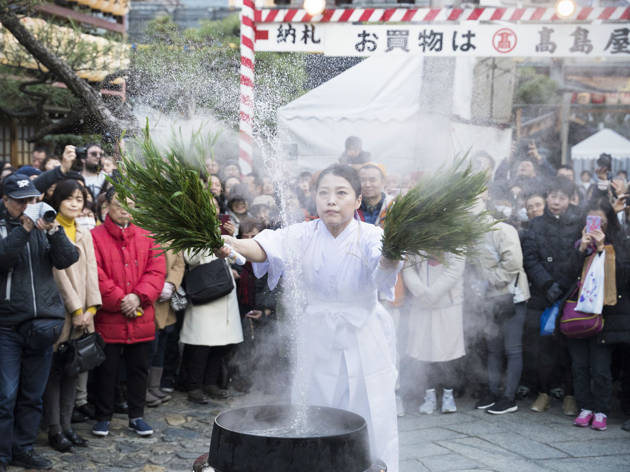 1月8日举行的“汤立神乐”传统活动，用热水来占卜吉凶，祈求身体健康、五谷丰登