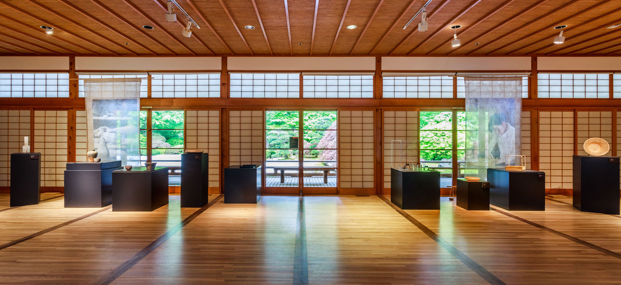 2018年5月至7月，在俄勒冈州的“波特兰日本庭园”，小仓智惠美参加了5名京都手工工匠共同举办了群展“Shokunin: Five Kyoto Artisans Look to the Future”（图片：Jonathon Ley）
