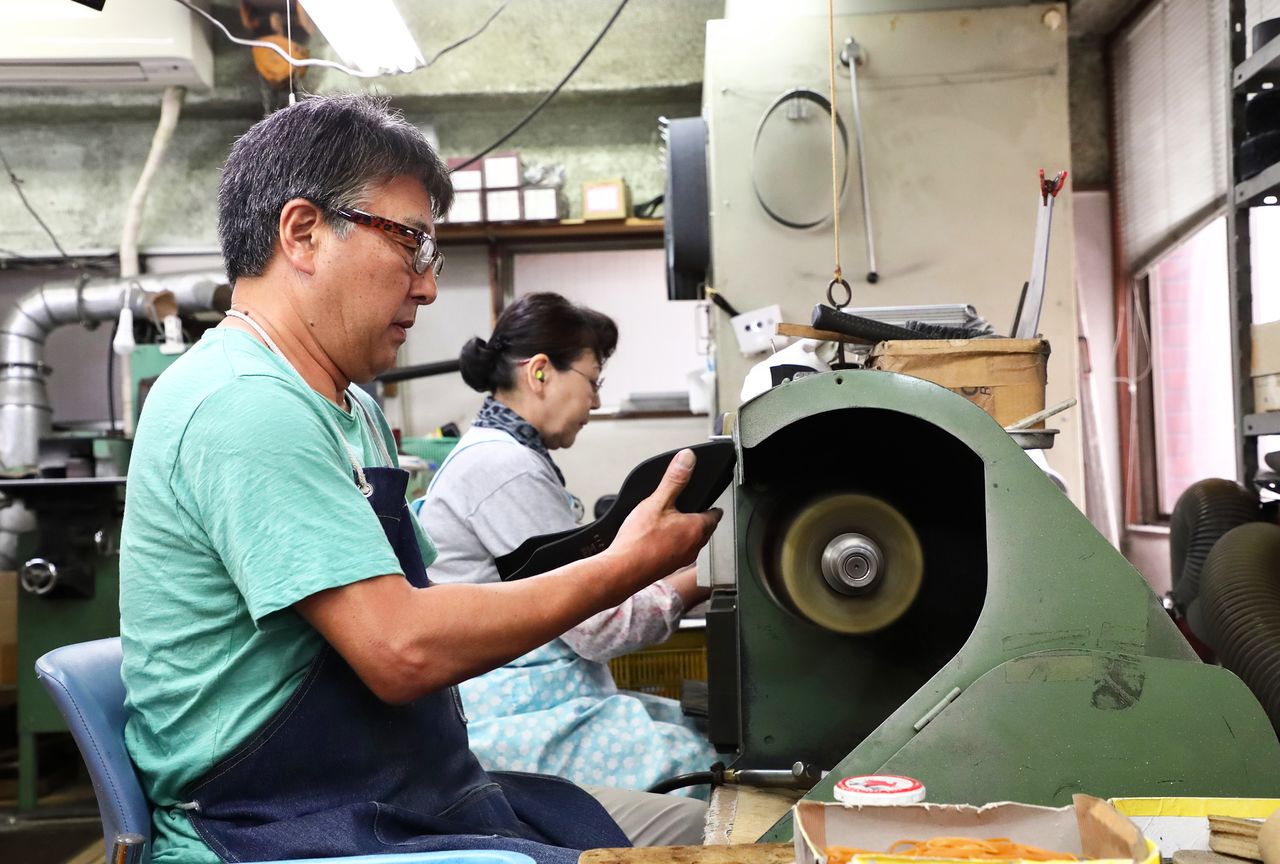 和服面料被用于鞋子制作中。这家作坊自1951年成立以来，一直专注于制鞋