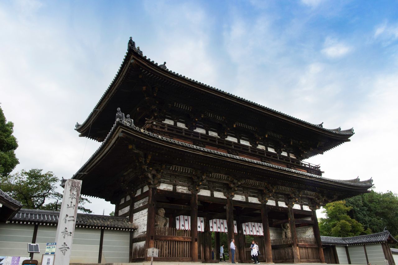 仁和寺的正面入口二王门。高达18.7米，宏伟壮观，是国家重要文化遗产   