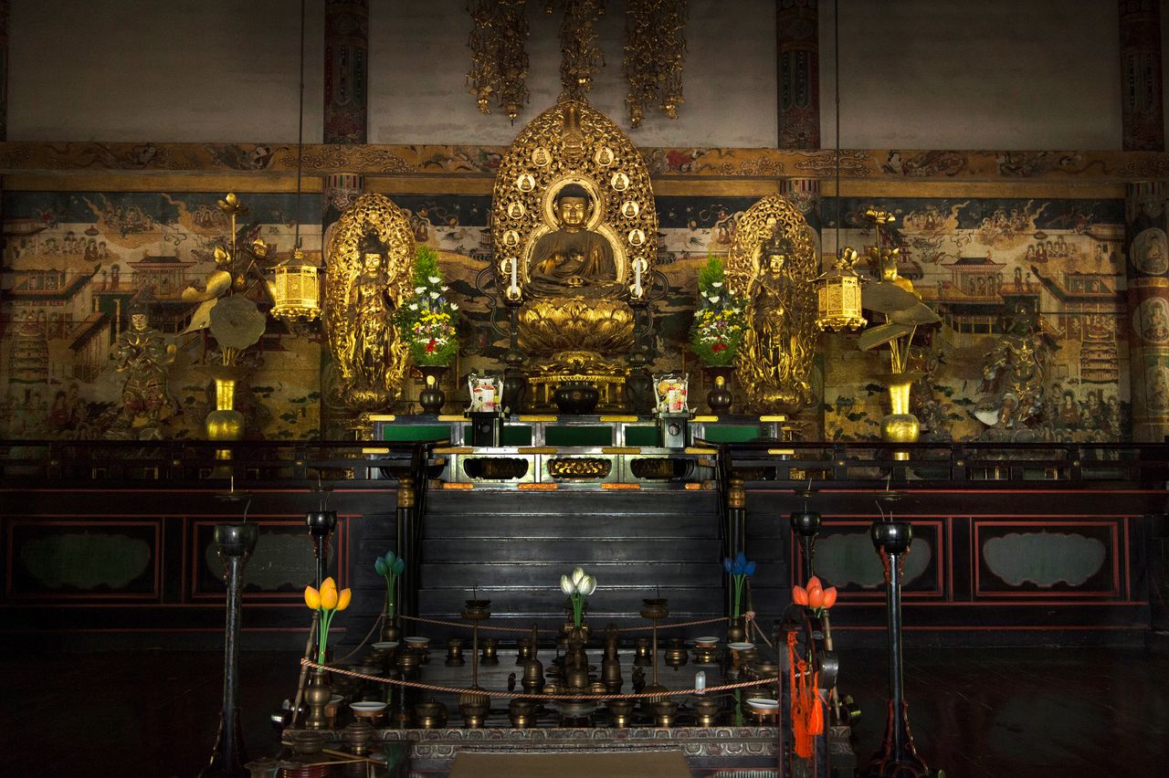金堂的须弥坛。阿弥陀如来像的左右两边分列着观音菩萨和势至菩萨等佛像