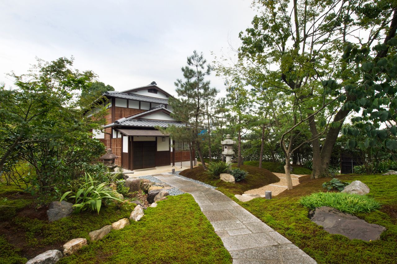 被别具风情的日本庭园环绕的二层建筑