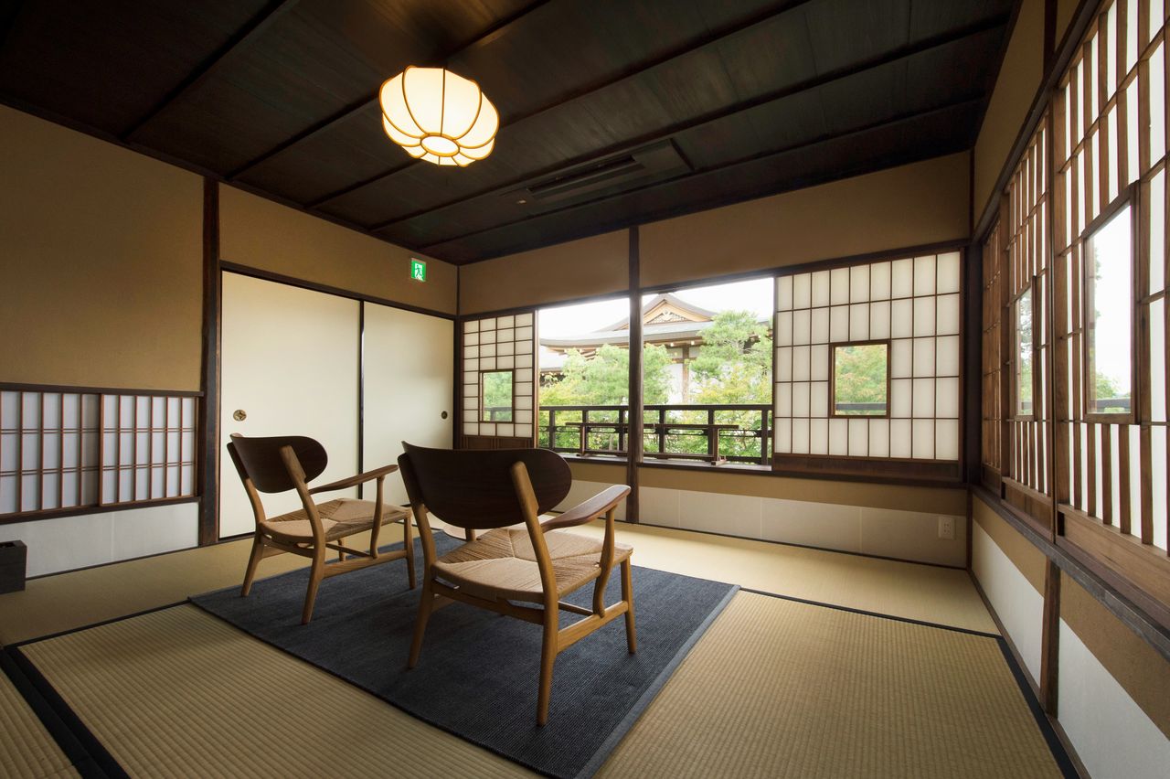 从二楼可以俯瞰充满情趣的日本庭园