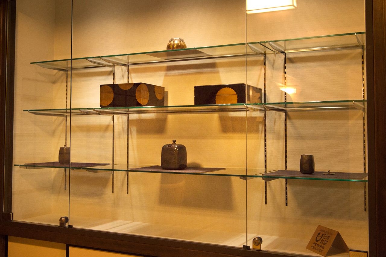 室内的展示柜摆放着和皇室有渊源的物品等寺内珍宝
