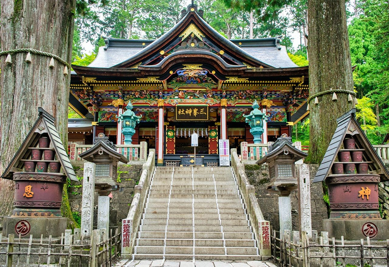 秩父市三峯神社的主殿。三峯神社坐落在三峰山顶,相传它是由日本古代传奇人物日本武尊所建(© Pixta)