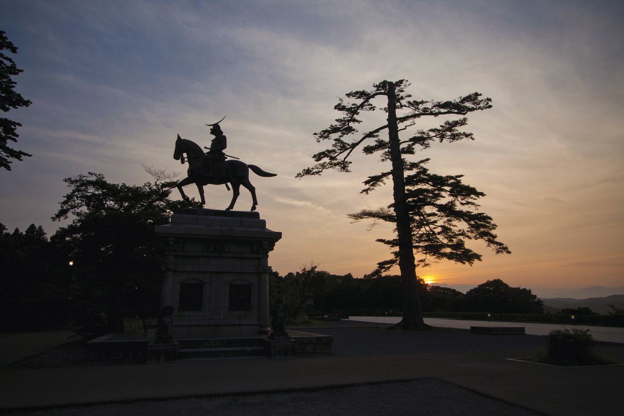 日落后，骑马像周围景观灯齐明（提供：仙台观光国际协会）