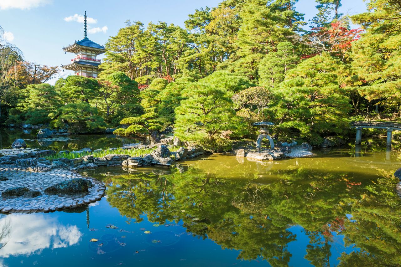 轮王寺内的池泉回游式日本庭园（提供：仙台观光国际协会）　