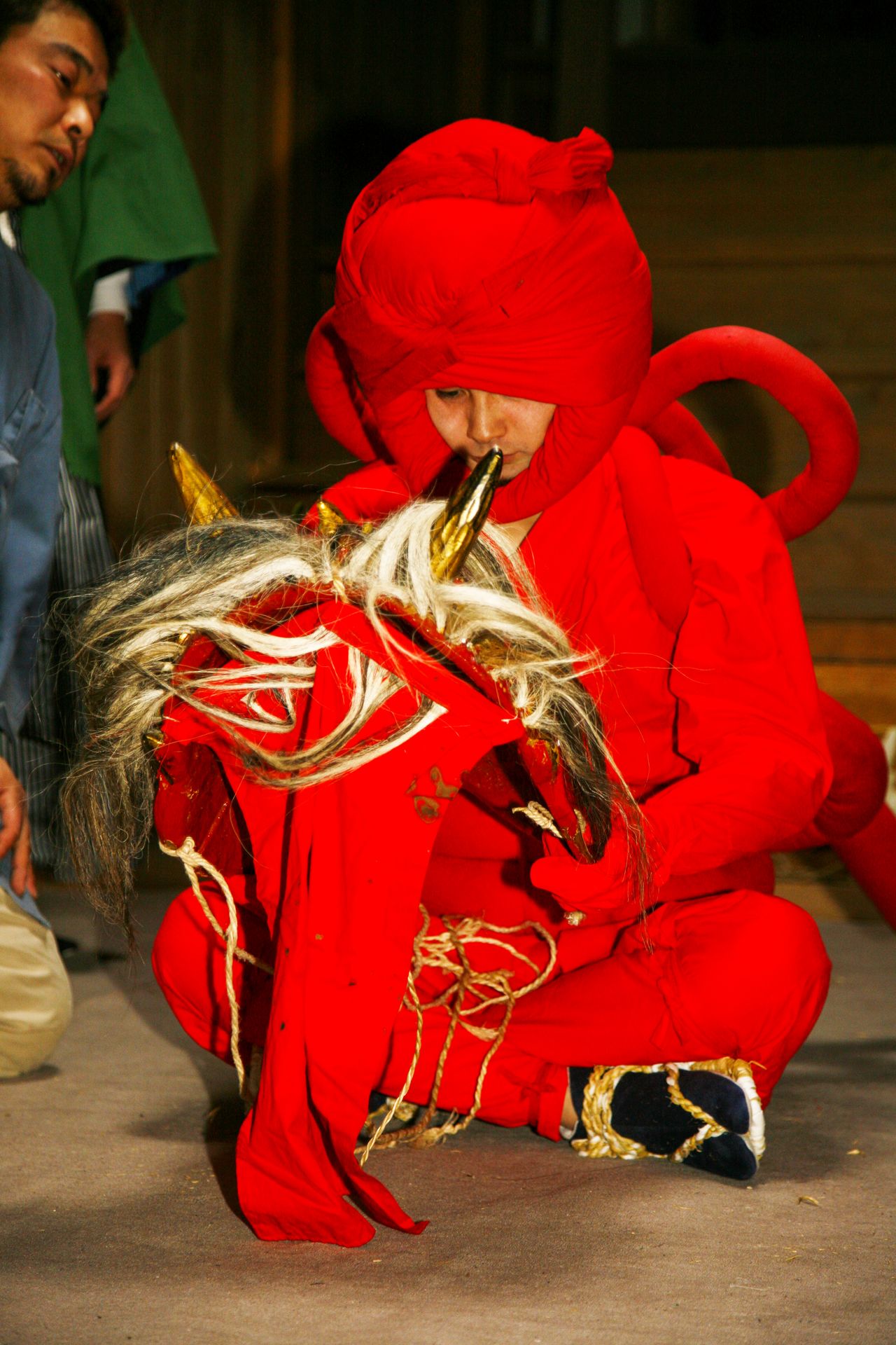 人变成神的瞬间。戴上面具后,就会有一种神奇的力量附体