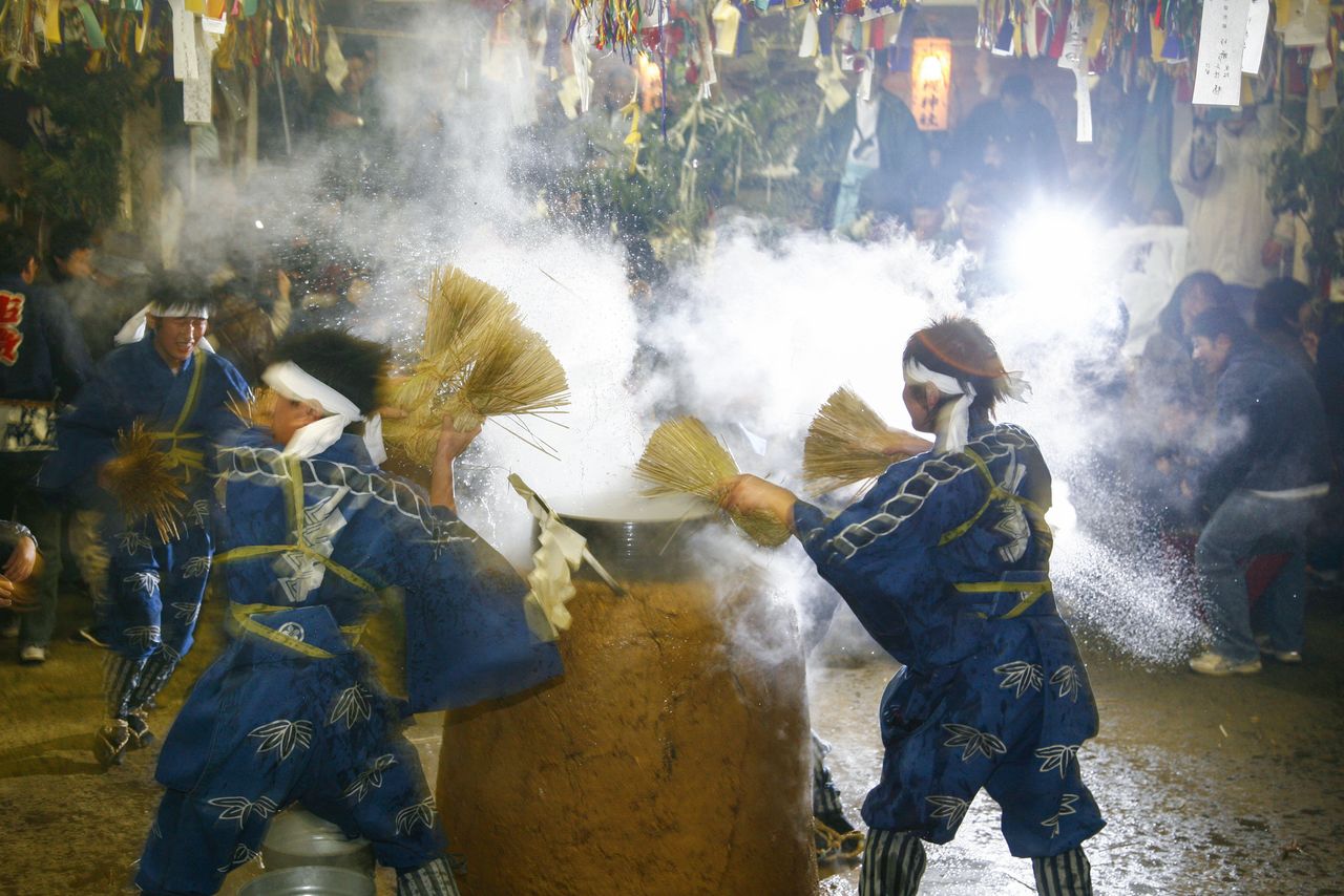 来自全国的神灵聚集在热气腾腾的炉灶上,人们用充满神圣力量的热水沐浴,以恢复精力