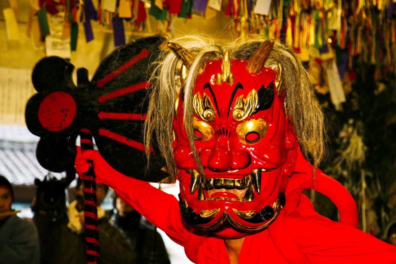 鬼面具很大,重量超过5公斤。图为东荣町月地区的鬼面具。各地区的面具表情各异