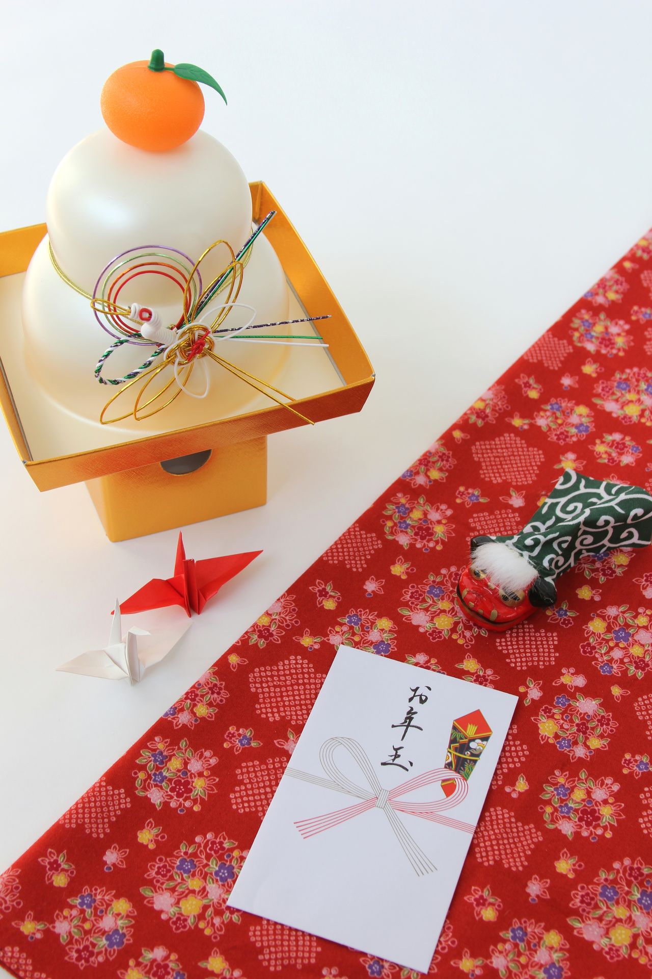 镜饼既是供奉给年神的供品,也是神体依附之物。装压岁钱的袋子,日语称“ポチ袋”(potibukuro),“ポチ”意为“仅有、一点点”,意即少量的金钱(图片:PIXTA)