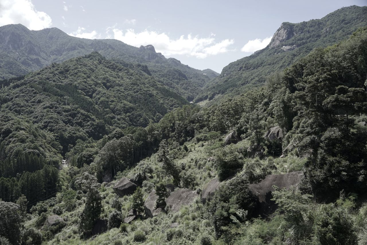 大崩山群以海拔1644米的大崩山(右)为主峰(摄影:大坂宽)