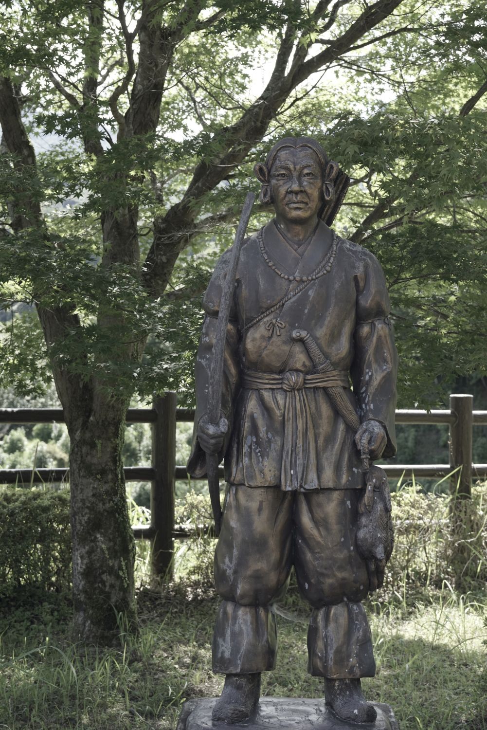 最近的“祝子川温泉美人之汤”停车场内伫立着山幸彦雕像(摄影:大坂宽)