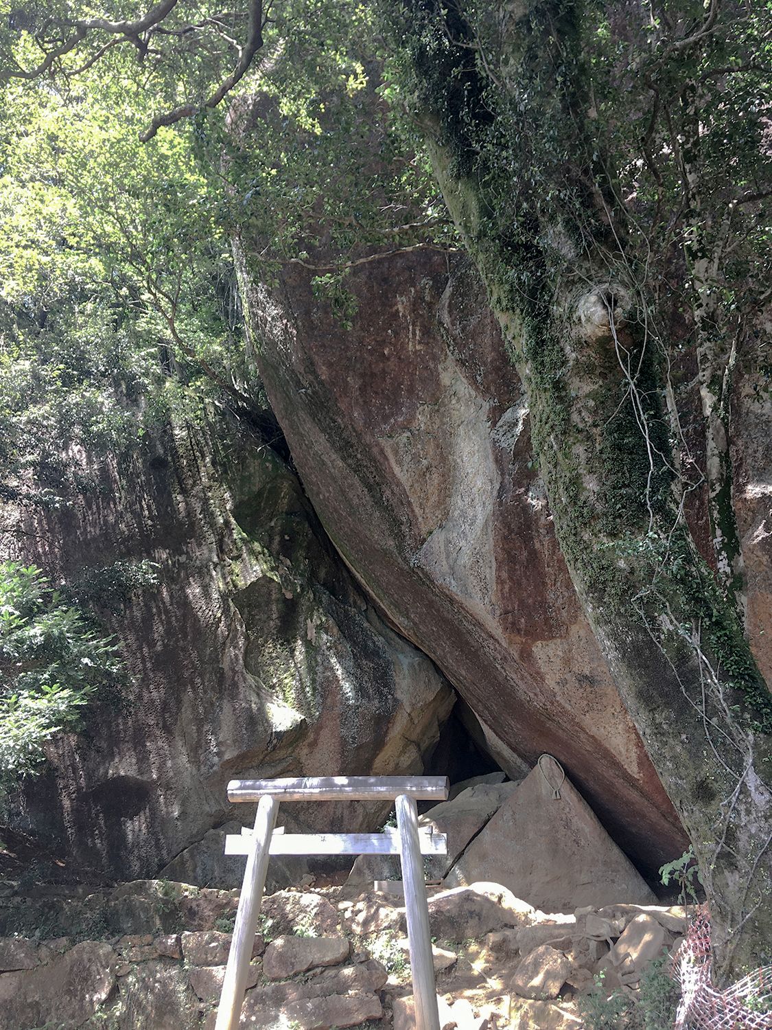 两座巨石之间的岩屋相传是山幸彦生活过的地方(摄影:北崎二郎)