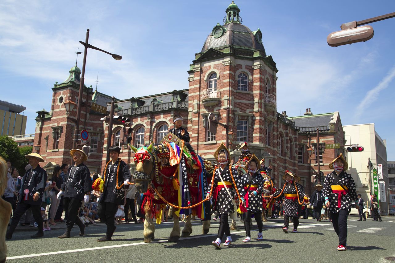 队伍步行约4个小时抵达盛冈