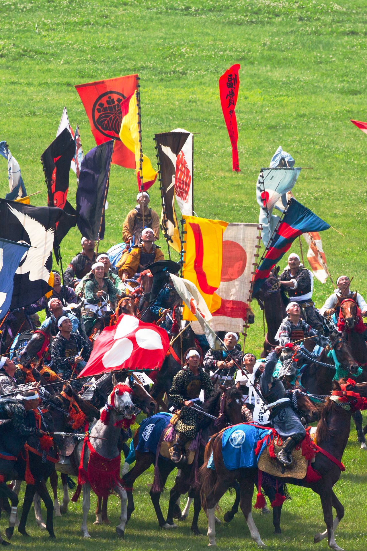 场面壮观的“神旗争夺战”。获胜者兴高采烈地策马奔向山上的大本营