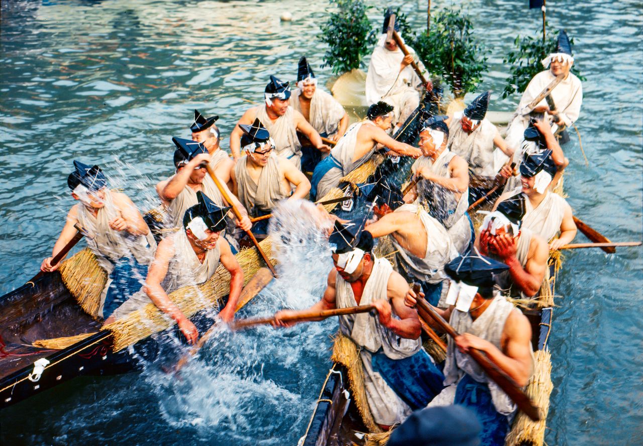 12月3日在美保关举办的“诸手船神事”