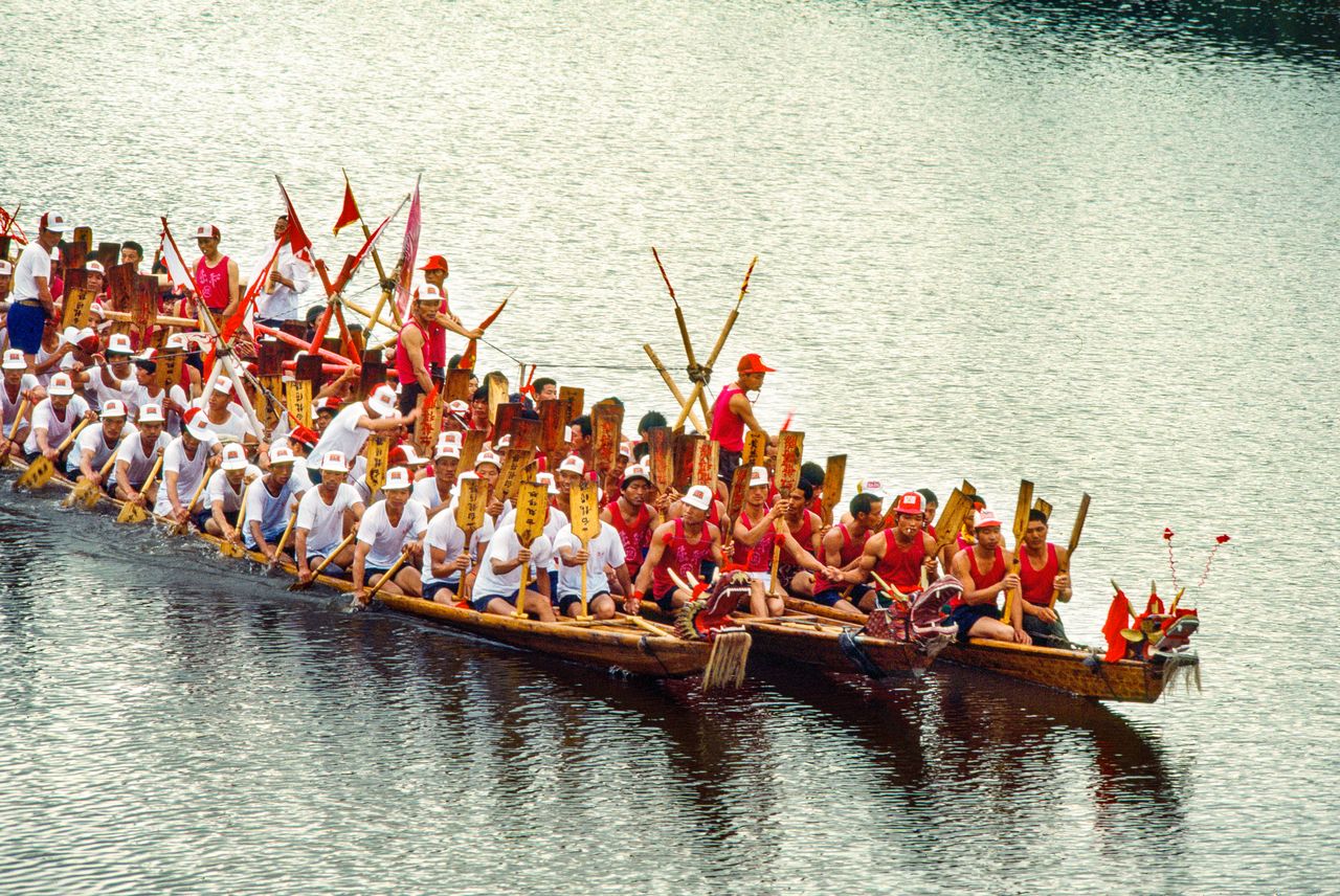 行驶在中国汨罗江支流的爬龙船。船头装饰着龙头雕刻