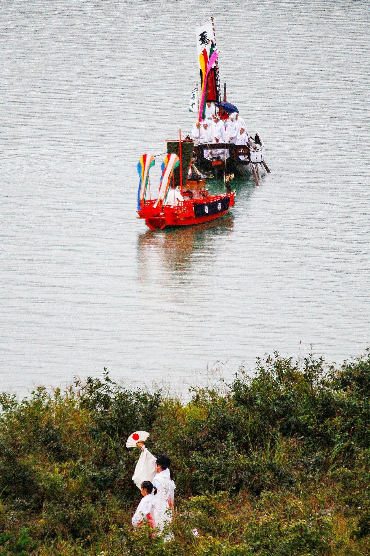 在“早船”之后,船身涂着朱漆的“神幸船”在“诸手船”的牵引下缓缓前行