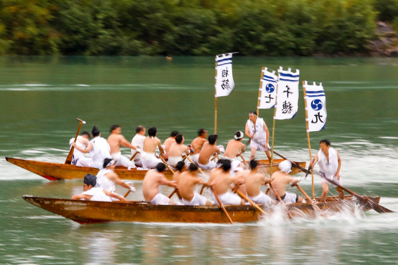 11名选手划船逆流而上