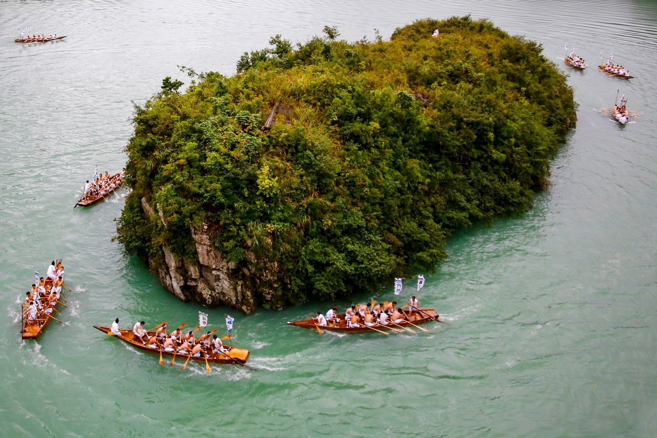 在环岛比赛中,各支队伍展开激烈角逐