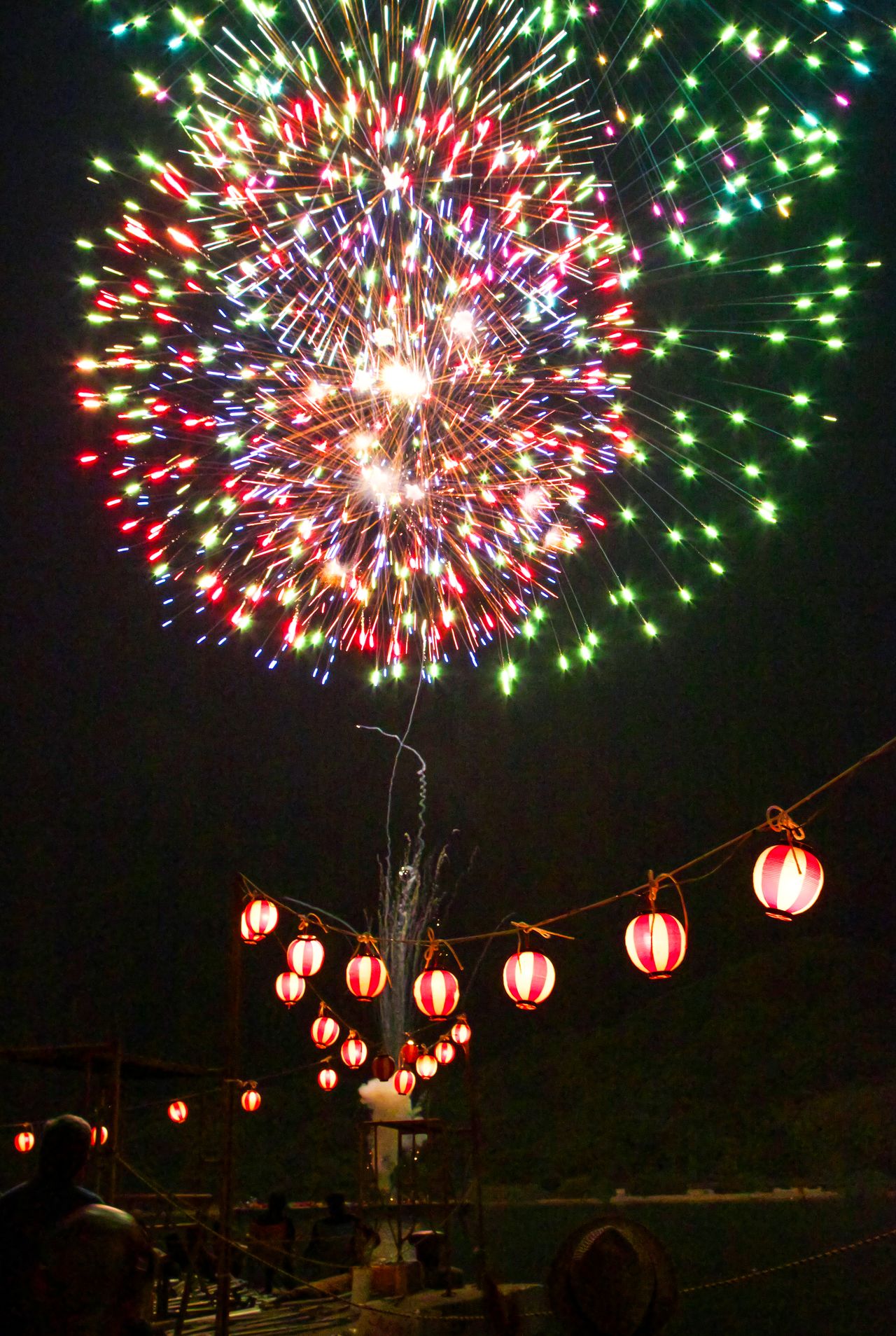 在选手们互赞对方的精彩表现时,数以千计的烟花在夜空中绽放