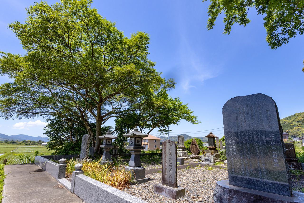 伊八埋葬在武志家的旧居遗址。武志家的雕刻师到昭和年间共延续了五代