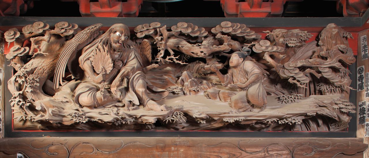被一对飞龙环绕的天狗与牛若丸,背景雕刻细腻,木纹美丽。伊八在人物雕刻方面亦是天下第一(伊八会提供,小田嶋信行摄)